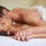 tamaño del pene y la vagina, desmintiendo mitos con ciencia_pareja haciendo el amor con manos entrelazadas y mujer sonriendo [amorsexual.org]